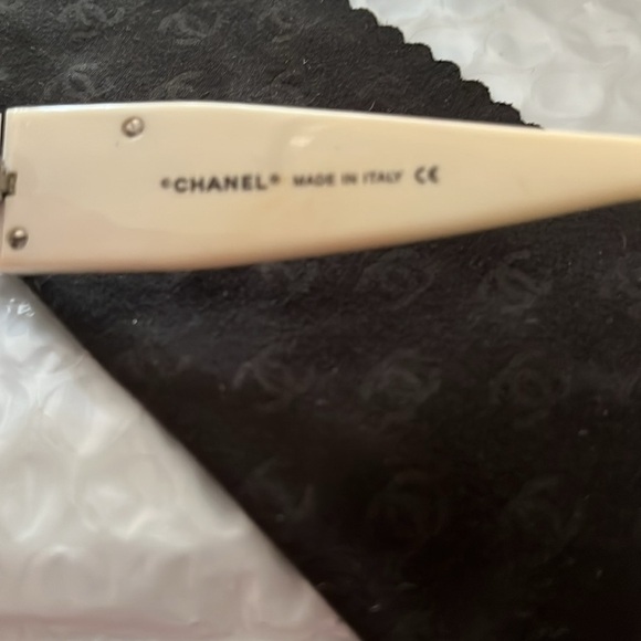 CHANEL Cream Preowned  Sunglasses AS IS Flaws main image 9